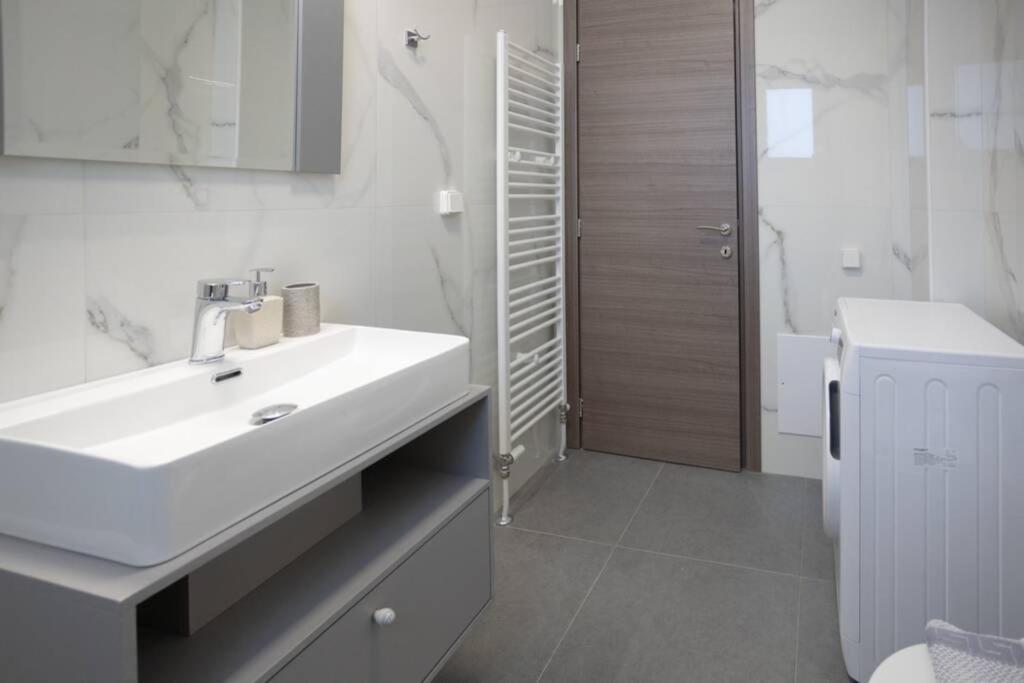 Mela Luxury Apartments Maroulás Esterno foto